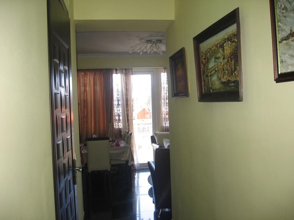 Lika'S Apartment Batoumi Chambre photo
